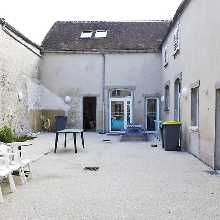 Fontaineblhostel & Near Fontainebleau Campsite *
